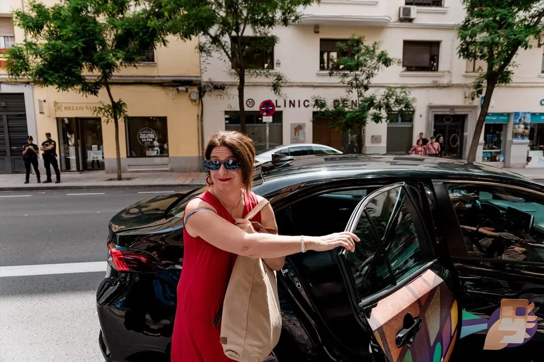 La exconcejal socialista Leire D&iacute;ez a su llegada a la sede del PSOE en Ferraz. / Carlos Luj&aacute;n