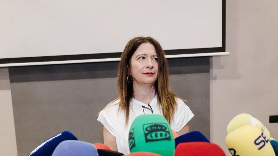 La exmilitante socialista Leire D&iacute;ez durante una rueda de prensa. / Carlos Luj&aacute;n