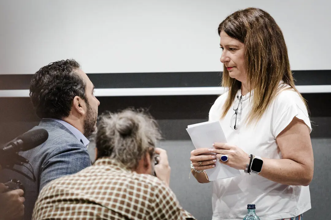 El empresario V&iacute;ctor de Aldama y la exmilitante socialista Leire D&iacute;ez, durante una rueda de prensa en el Hotel Novotel. / Carlos Luj&aacute;n