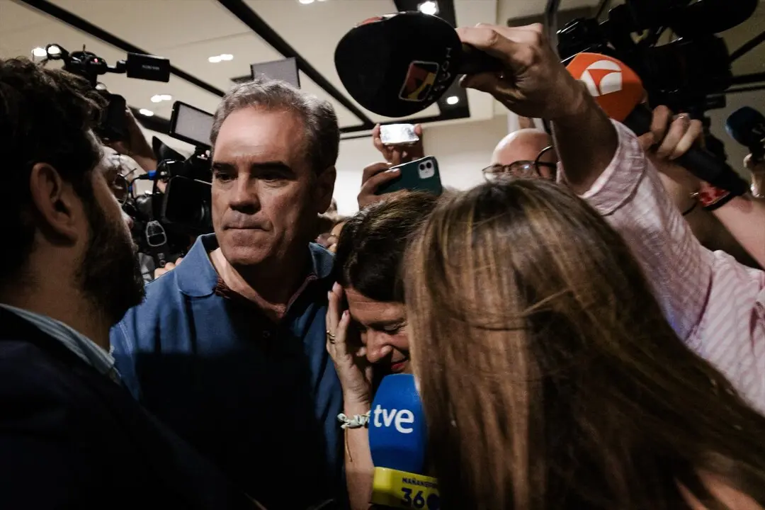 Leire D&iacute;ez sale arropada por Javier P&eacute;rez Dolset. / Carlos Luj&aacute;n