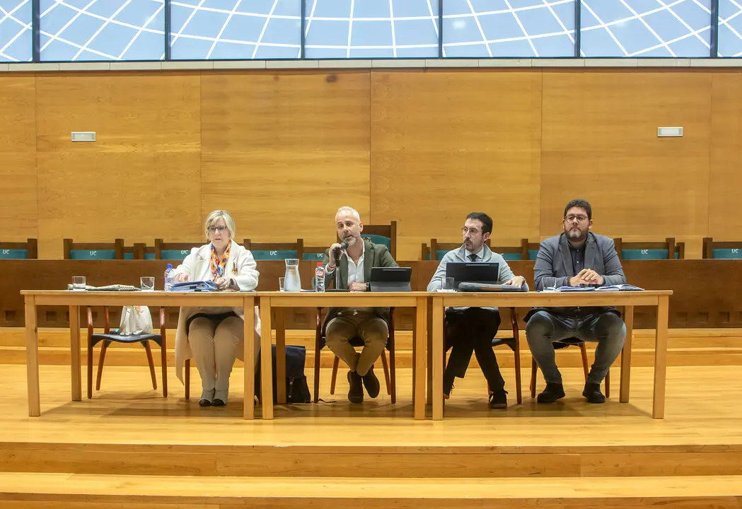 El consejero de Educaci&oacute;n, Sergio Silva, se re&uacute;ne con los directores de Primaria y Secundaria en el Paraninfo de la Universidad de Cantabria. / Alerta