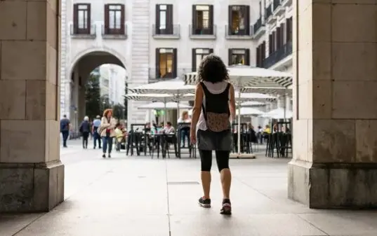 Una persona entrando a la Plaza de la Porticada. / A.S.