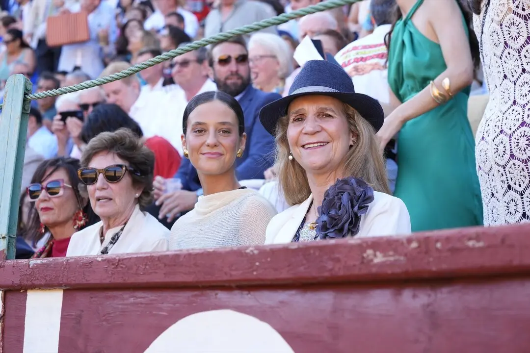 La infanta Elena de Borb&oacute;n (d) y su hija Victoria Federica de Marichalar y Borb&oacute;n (2d) acuden al &uacute;ltimo festejo. / EP / Archivo