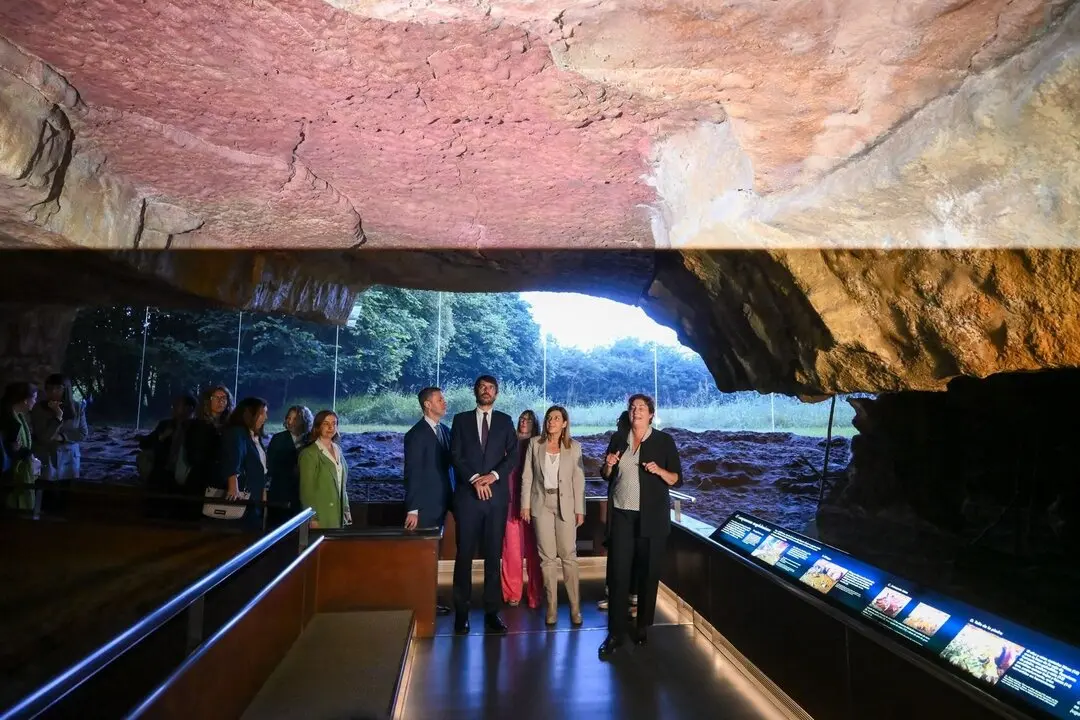 Urtasun y Buruaga, entre otros, en la neocueva de Altamira con motivo del Patronato. / EP