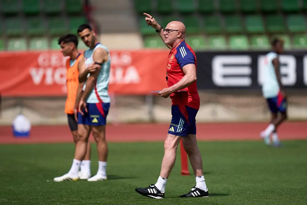 Luis De la Fuente dirige un entrenamiento de la Selecci&oacute;n. / SEFutbol