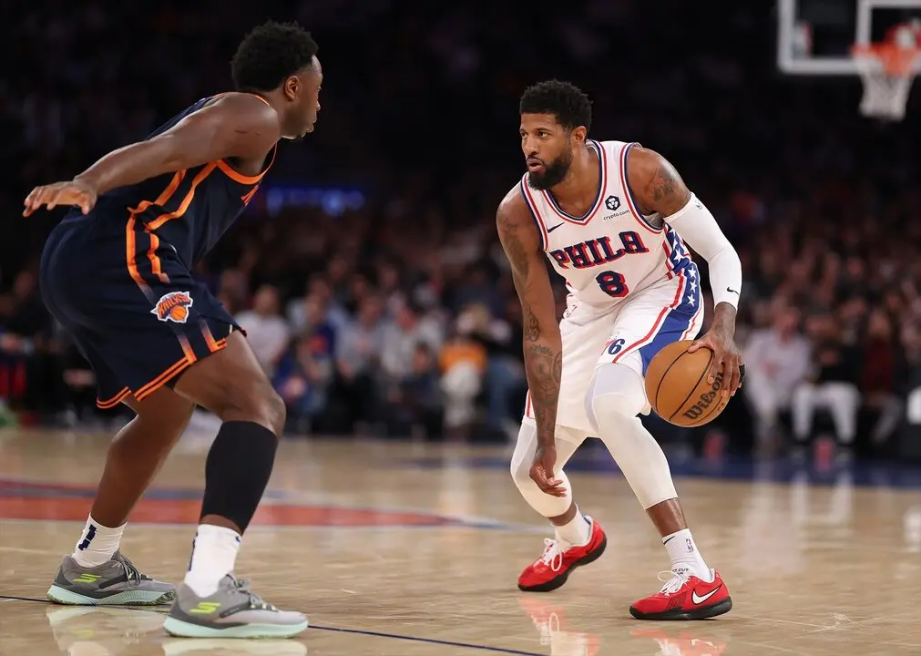 El jugador de los Philadelphia 76ers Paul George frente al alero de los New York Knicks OG Anunoby durante un encuentro entre ambos equipos. / EP