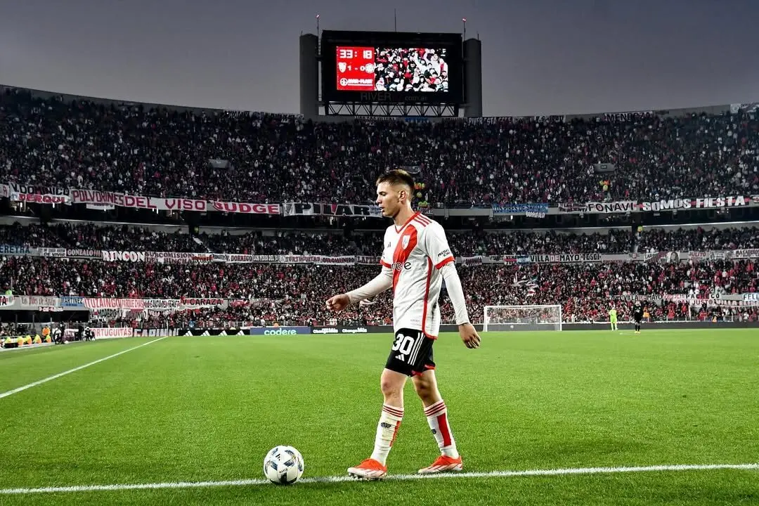 Franco Mastantuono durante un partido con River. / IG
