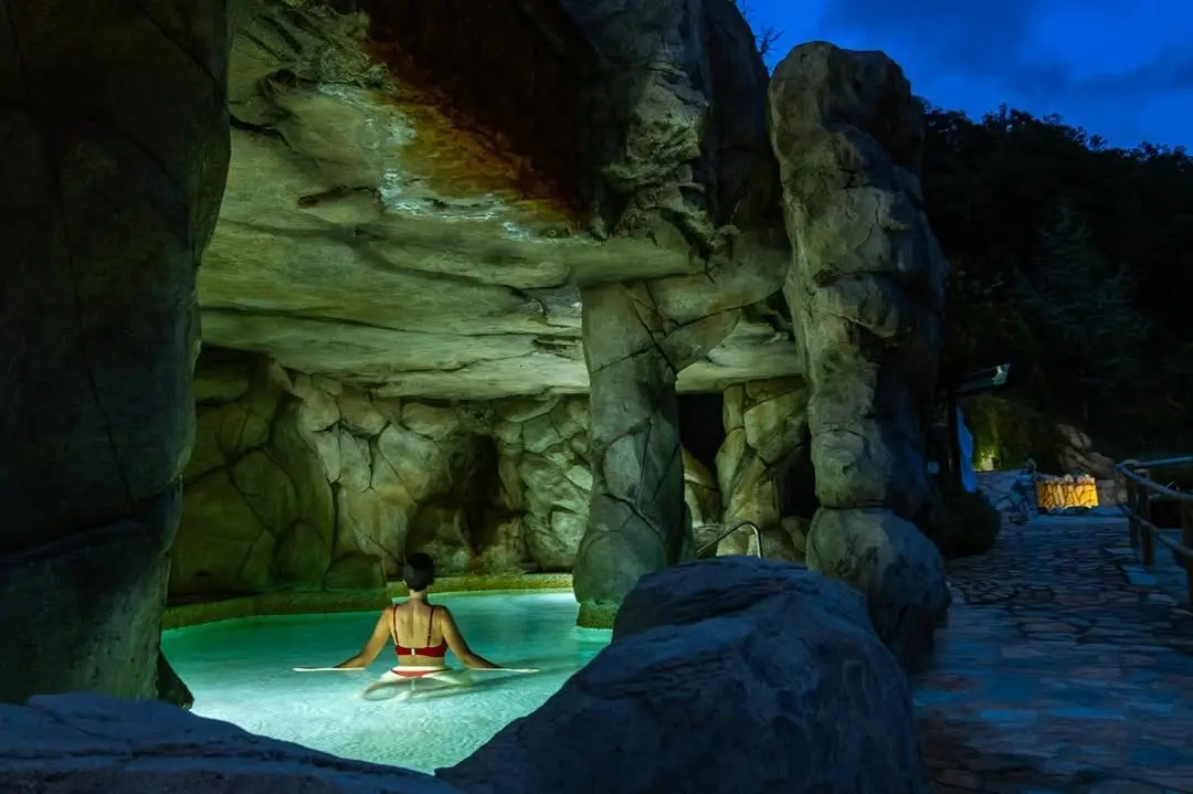 Una mujer ba&ntilde;&aacute;ndose en el Balneario de la Hermida de noche. / B.H.