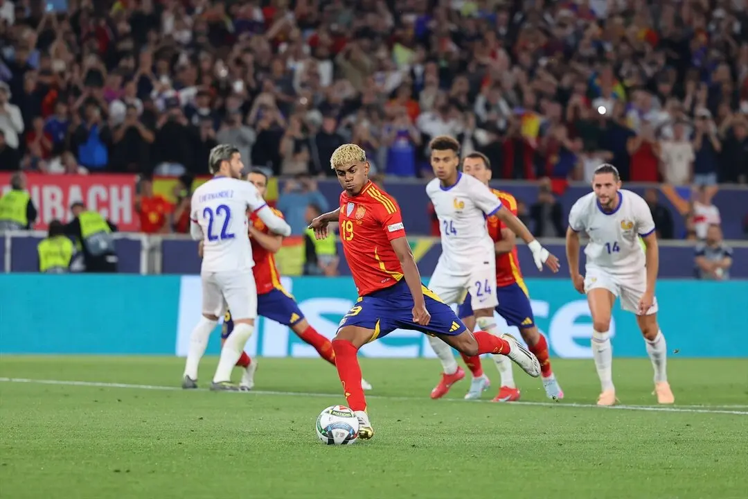 Lamine Yamal tirando el penalti de ayer contra Francia. / EP