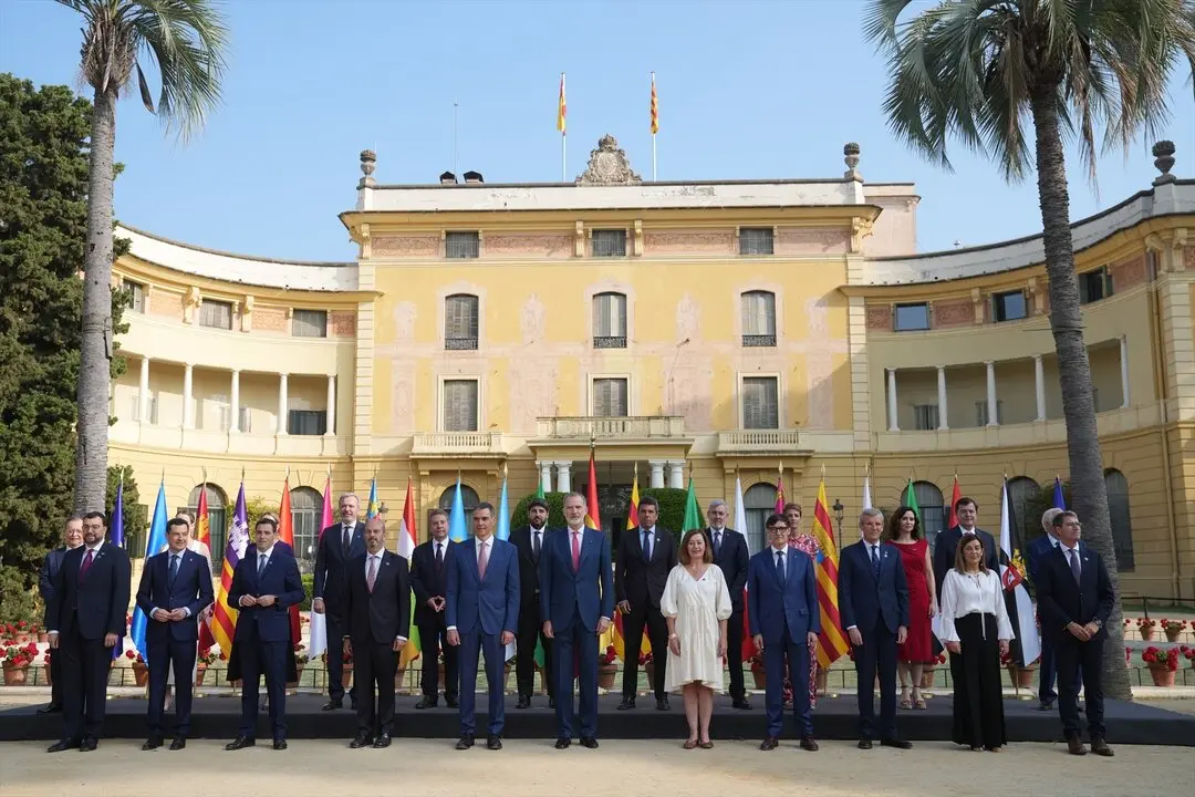 Foto de familia de la XXVII Conferencia de Presidentes, presidida por el Rey, el presidente Pedro S&aacute;nchez, y el presidente de la Generalitat, Salvador Illa, en el Palau de Pedralbes de Barcelona. / David Zorrakino