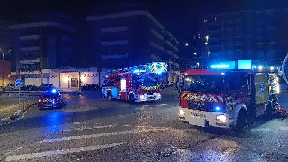 Un incendio en un supermercado de Laredo obliga a evacuar un edificio. / A.E.