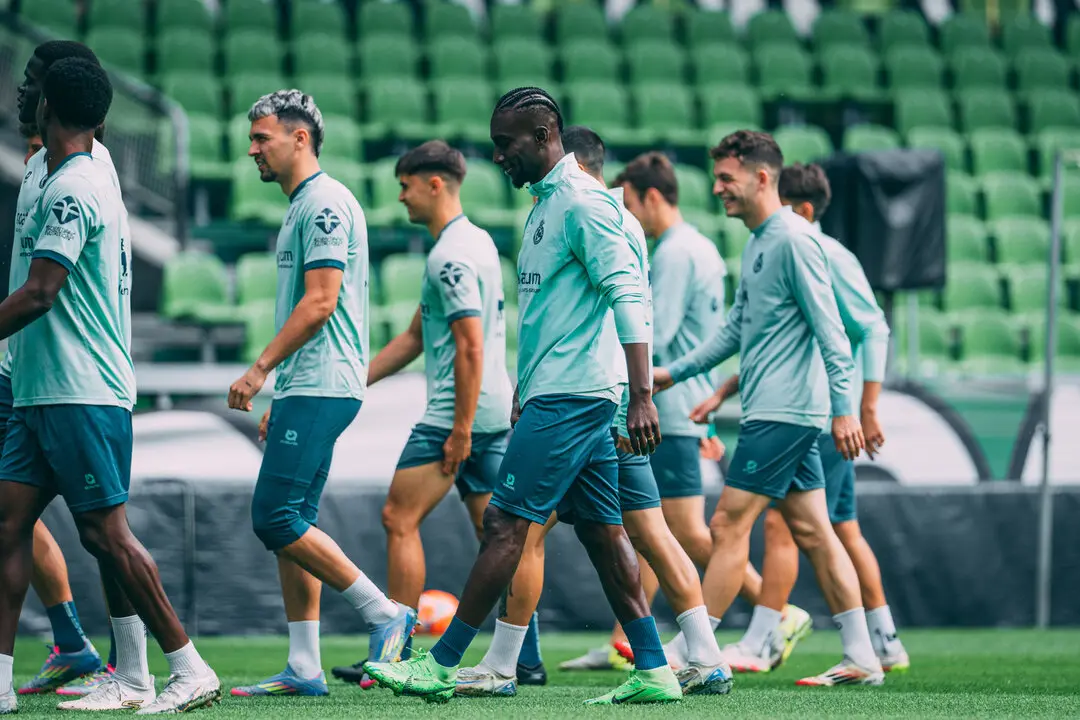 Los jugadores del Racing de Santander durante el entrenamiento en El Sardinero. / RRC