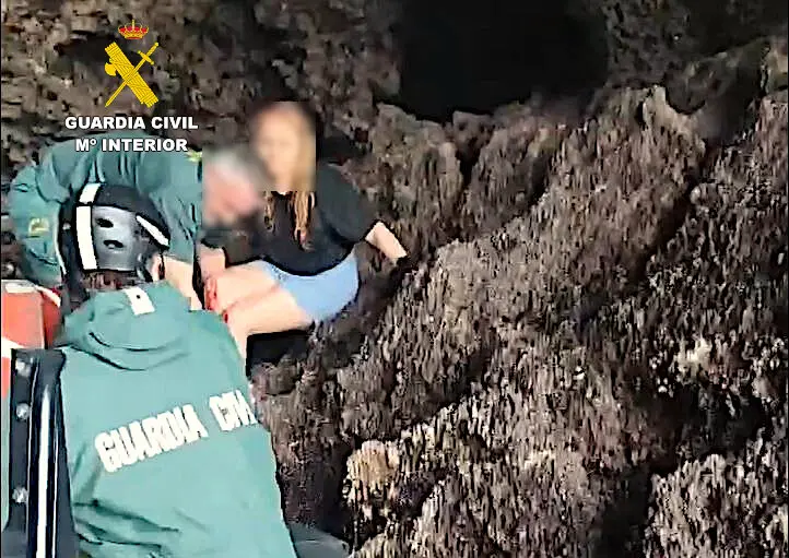 Momento del rescate por parte de la Guardia Civil. / G.C.