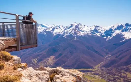 Un turista observando el enclave de los Picos de Europa. / A.S.