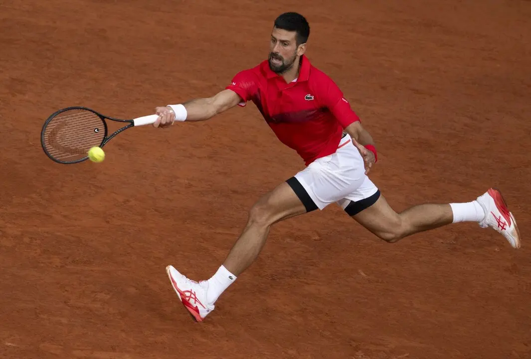 Djokovic durante el partido ante Sinner. / EP