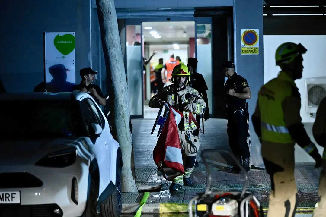 Varios servicios de emergencias trabajan en el exterior de la residencia. / Marcos Cebri&aacute;n