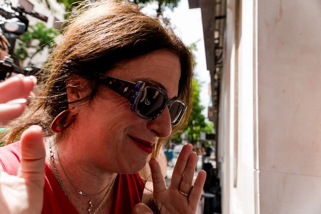 La exconcejal socialista Leire D&iacute;ez a su llegada a la sede del PSOE en Ferraz. / Carlos Luj&aacute;n