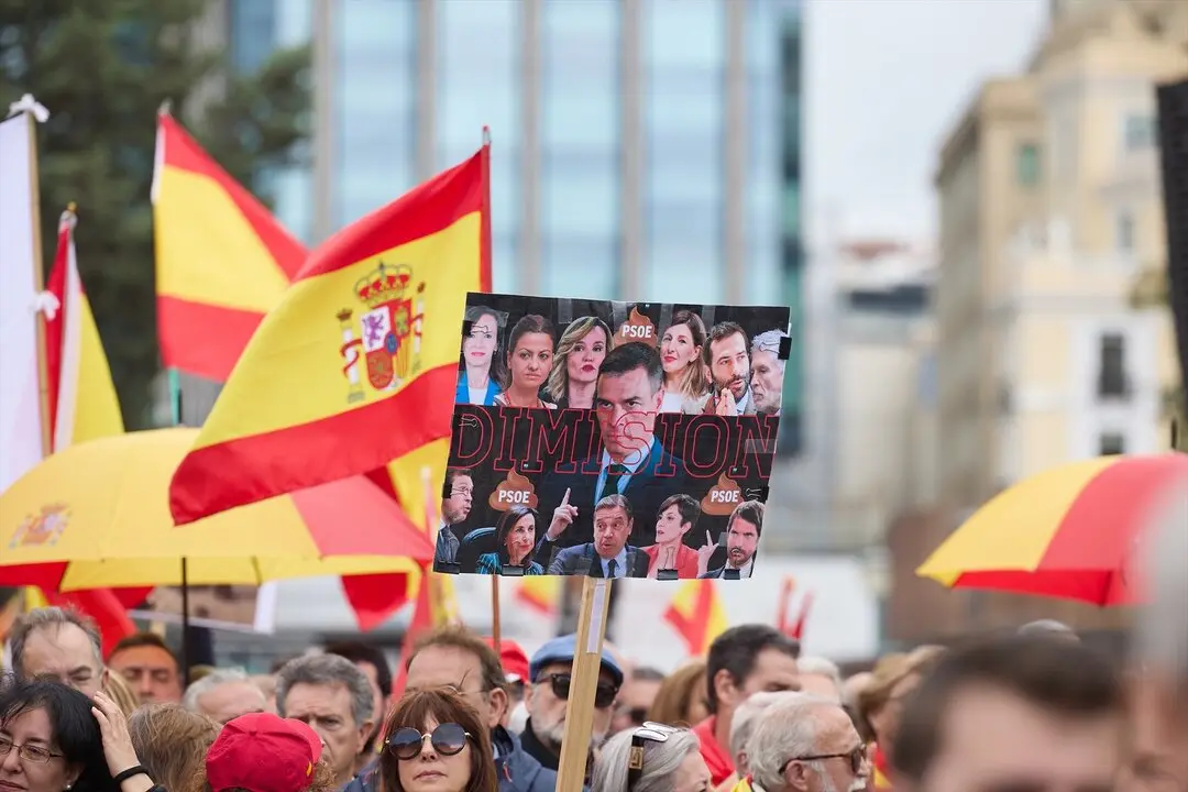 Una cartel de protesta durante una manifestaci&oacute;n, en la Plaza de Col&oacute;n. / Jes&uacute;s Hell&iacute;n