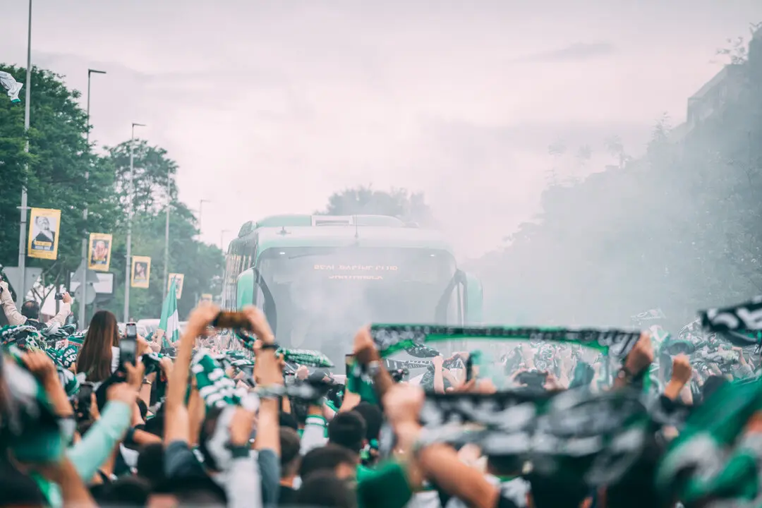 La afici&oacute;n del Racing recibe al equipo antes del equipo ante el Granada. / RRC