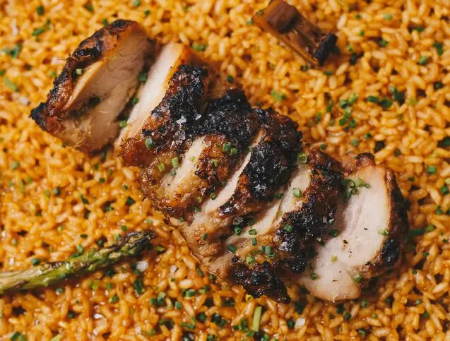 Plato del restaurante Cadelo compuesto por arroz con pollo thai, curry verde o rojo, trigueros y coconesa. / R.C.