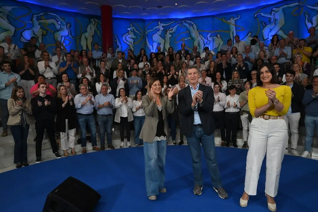(I-D) La presidente de Cantabria, Mar&iacute;a Jos&eacute; S&aacute;enz de Buruaga; el presidente del PP, Alberto N&uacute;&ntilde;ez Feij&oacute;o y la alcaldesa de Santander, Gema Igual, durante un acto del PP, en el Palacio de Festivales. / Nacho Cubero