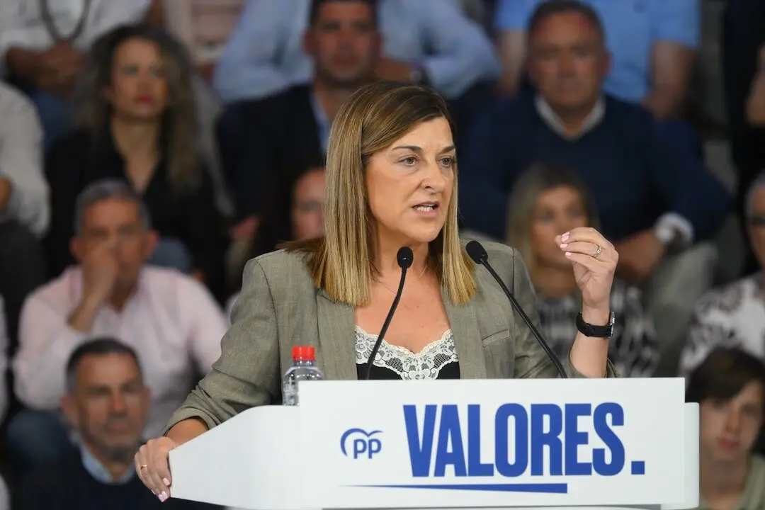 La presidente de Cantabria, Mar&iacute;a Jos&eacute; S&aacute;enz de Buruaga, interviene durante un acto del PP. / Nacho Cubero