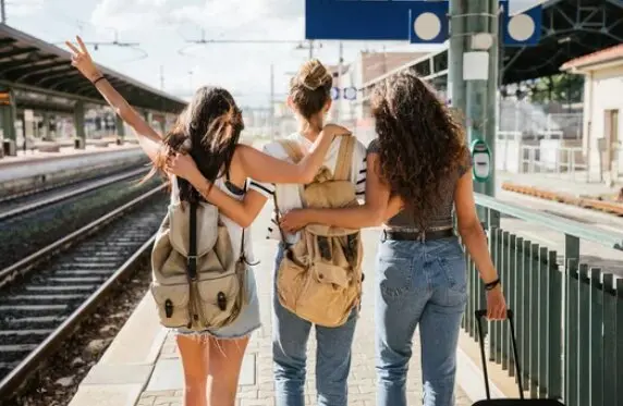 Un grupo de chicas a punto de coger un tren. / A.S.