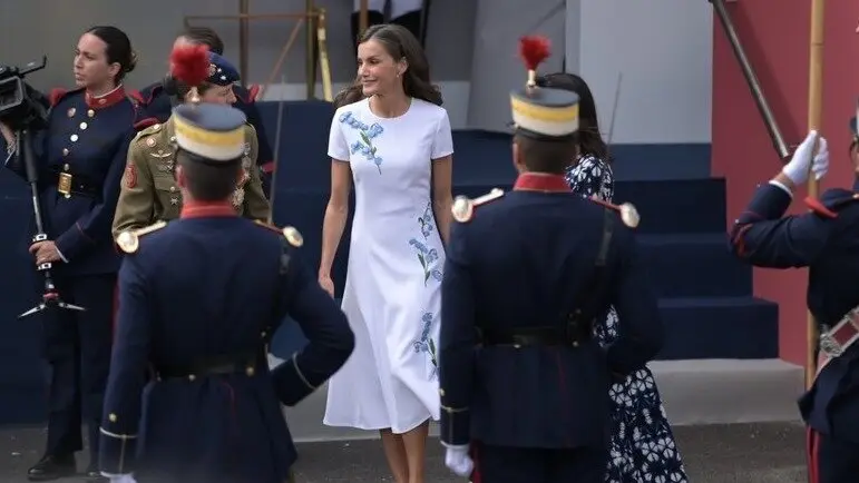 La Reina Letizia durante el desfile del D&iacute;a de las Fuerzas Armadas 2025. / EP