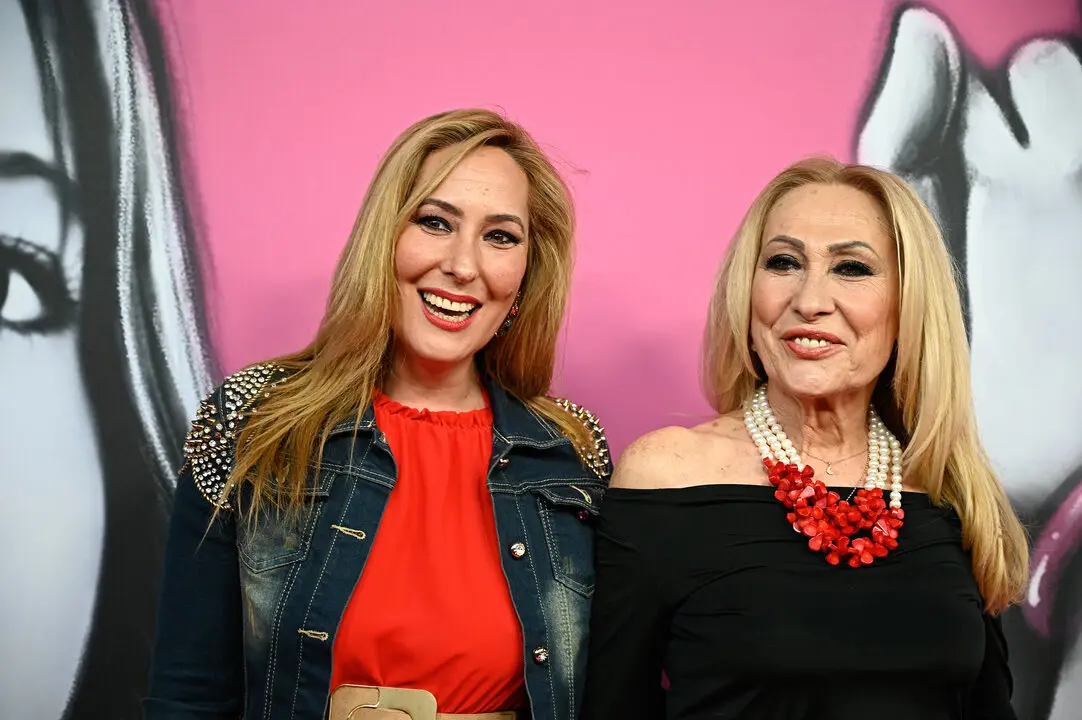 Rosario Mohedano celebr&oacute; la comuni&oacute;n de su hijo Andr&eacute;s en Brunete, y Rosa Benito la acompa&ntilde;&oacute;. / EP