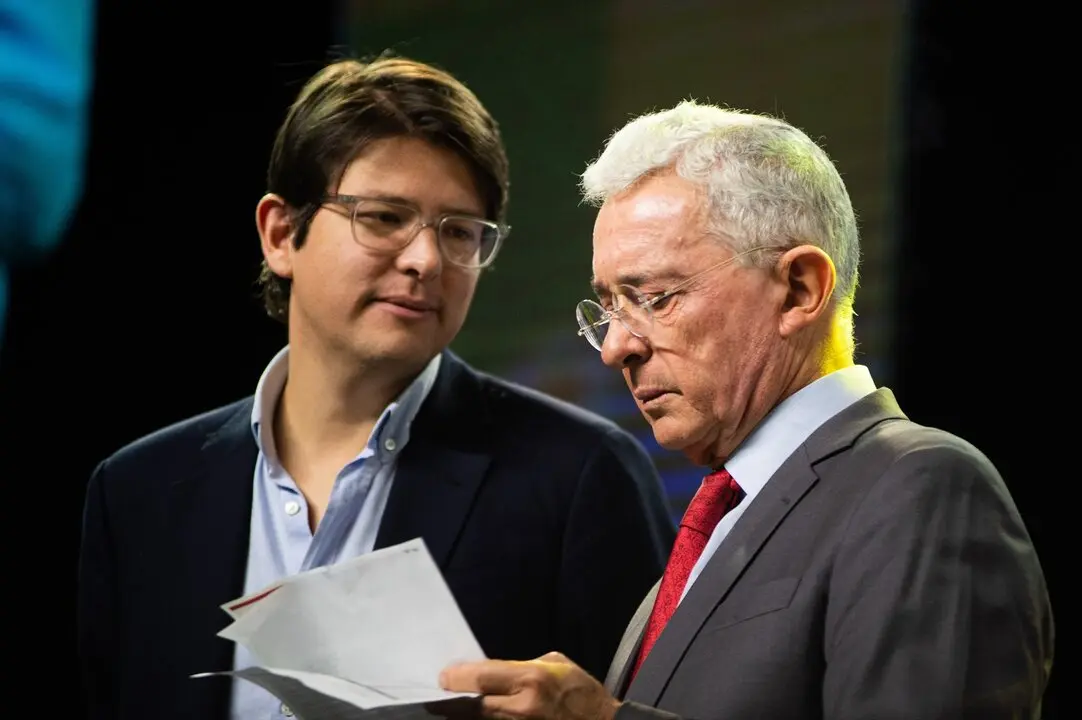 El senador colombiano Miguel Uribe Turbay (izq) y el ex presidente &Aacute;lvaro Uribe V&eacute;lez (dcha) participan durante un evento. / Sebasti&aacute;n Barros