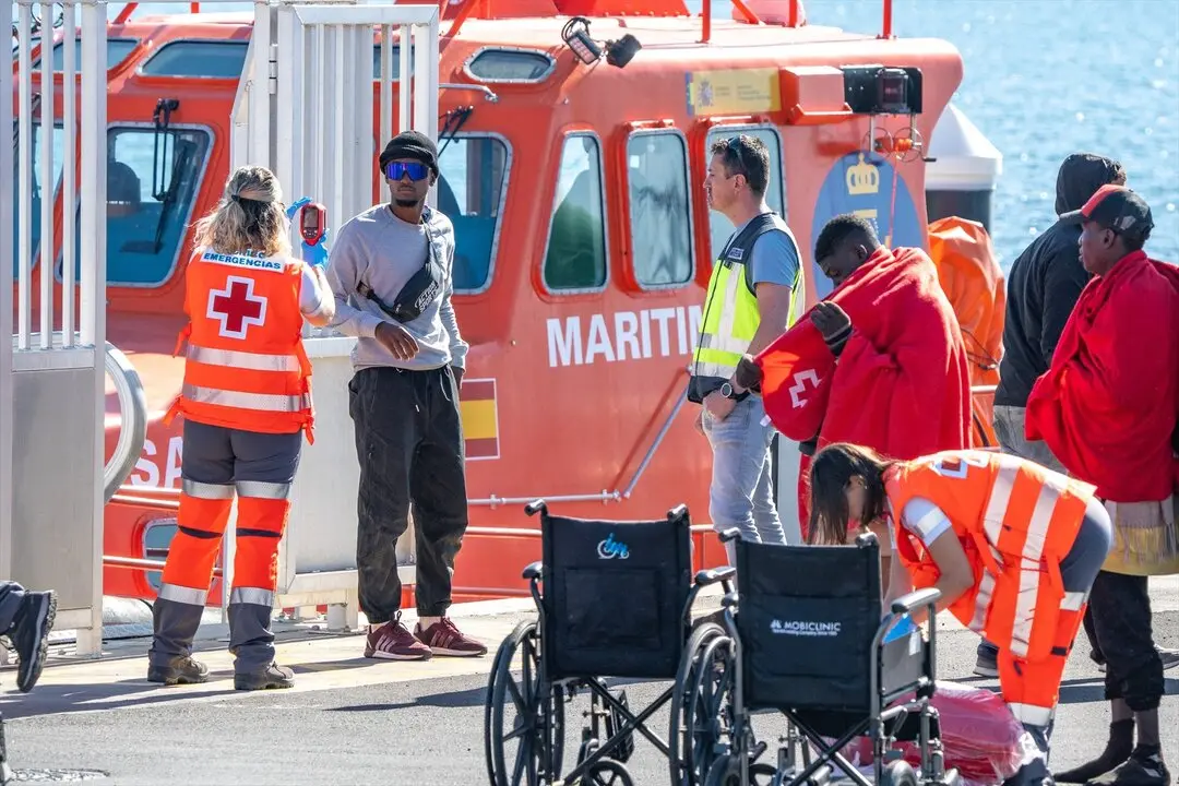 Llegada de un cayuco a Lanzarote con 27 personas a bordo. / EP