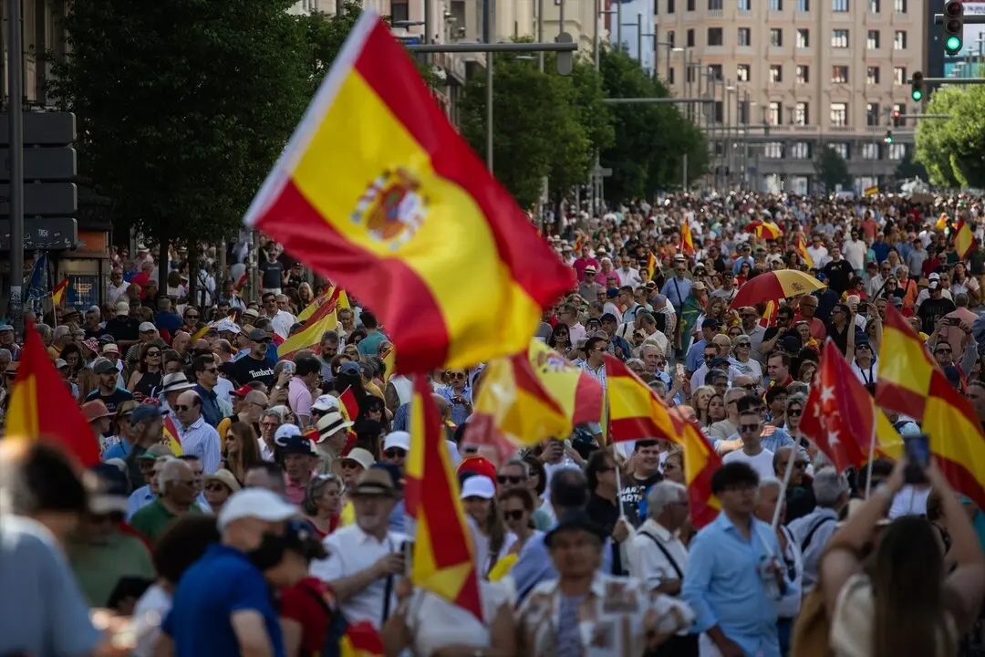 Cientos de personas durante la concentraci&oacute;n del PP bajo el lema &lsquo;Mafia o democracia&rsquo; en la Plaza de Espa&ntilde;a de Madrid. / Alejandro Mart&iacute;nez V&eacute;lez
