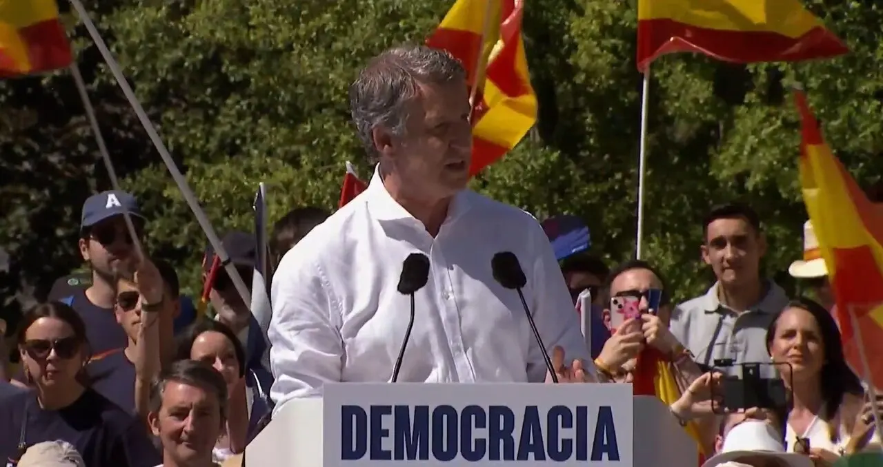 El l&iacute;der del PP, Alberto N&uacute;&ntilde;ez Feij&oacute;o, durante su intervenci&oacute;n en la concentraci&oacute;n 'Mafia o democracia' contra el Gobierno de S&aacute;nchez. / EP