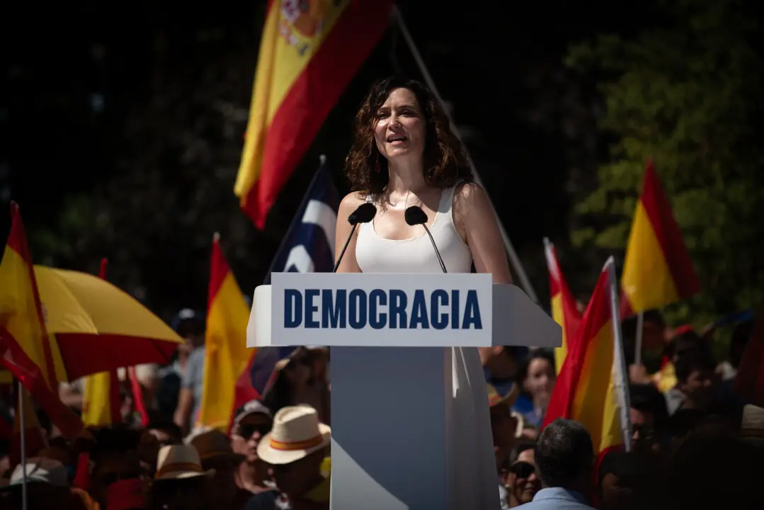La presidenta de la Comunidad de Madrid, Isabel D&iacute;az Ayuso, interviene durante la concentraci&oacute;n. / Fernando S&aacute;nchez