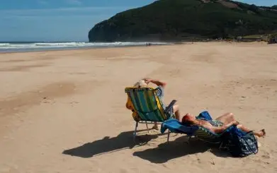 Dos personas disfrutan de un d&iacute;a de sol en la playa. / A.S.