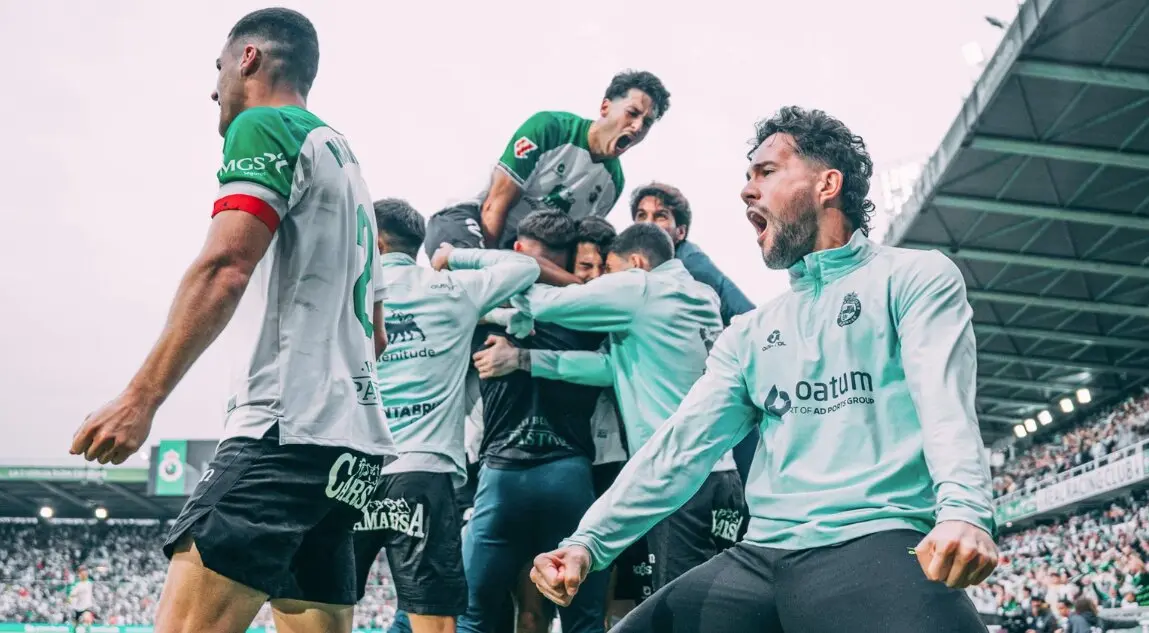 Los jugadores celebran el gol en el &uacute;ltimo minuto de partido. / RRC