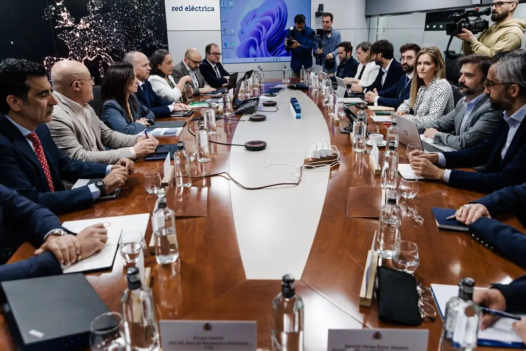 La ministra para la Transici&oacute;n Ecol&oacute;gica, Sara Aagesen y la presidenta de Red El&eacute;ctrica de Espa&ntilde;a, Beatriz Corredor, asisten a la reuni&oacute;n del Comit&eacute;. / Carlos Luj&aacute;n