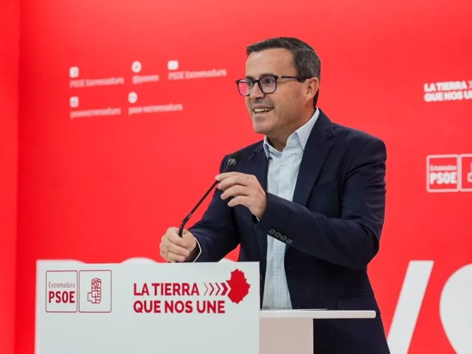 El secretario general del PSOE de Extremadura, Miguel &Aacute;ngel Gallardo, en una rueda de prensa en M&eacute;rida. / EP