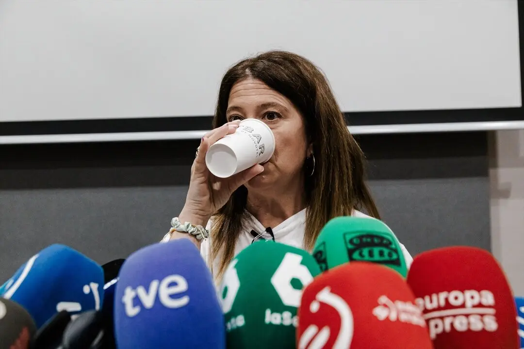La exmilitante socialista Leire D&iacute;ez durante una rueda de prensa. / Carlos Luj&aacute;n