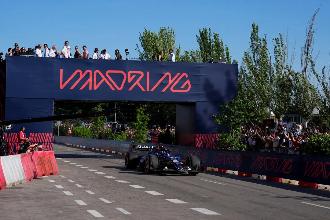 Carlos Sainz en acci&oacute;n durante una exhibici&oacute;n con Williams en el futuro Madring F1. / EP