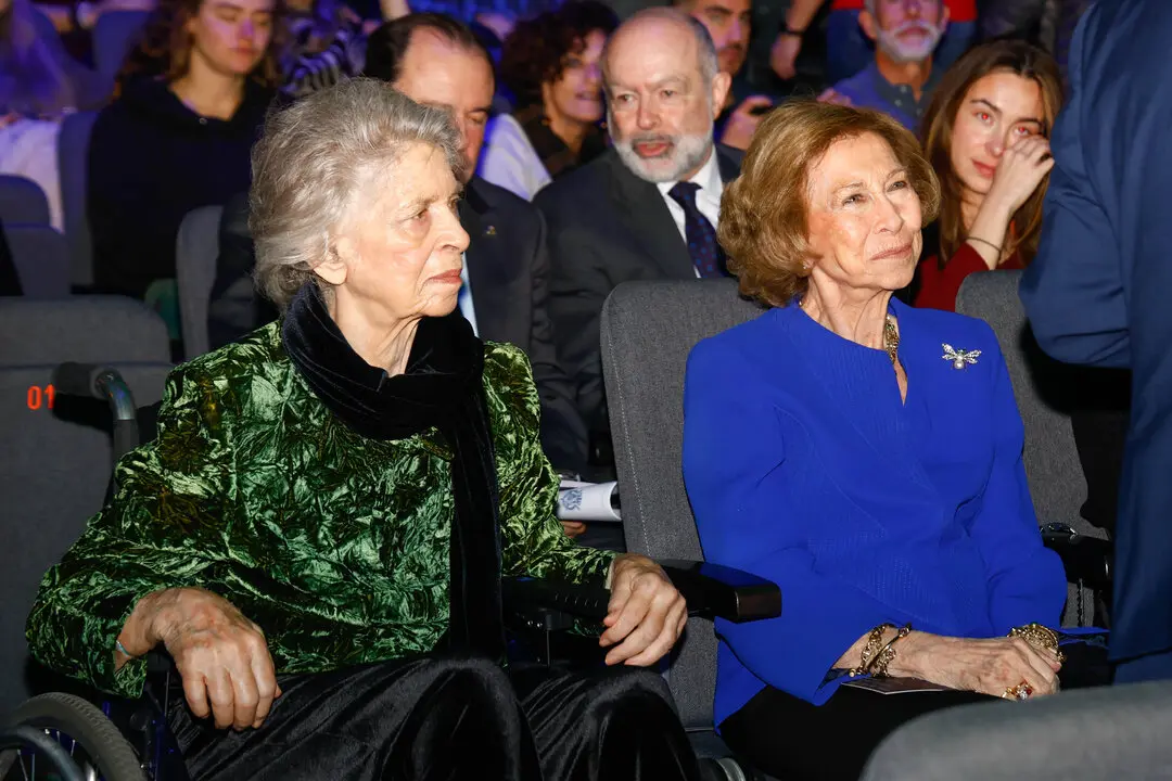 La Reina Do&ntilde;a Sof&iacute;a e Irene de Grecia en un concierto solidario de Navidad. / EP