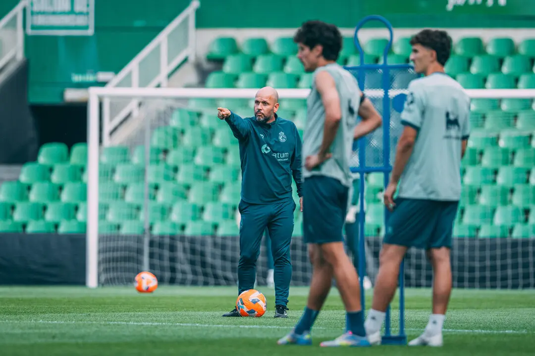 El entrenador del Racing, Jos&eacute; Alberto, da indicaciones durante el entrenamiento. / RRC