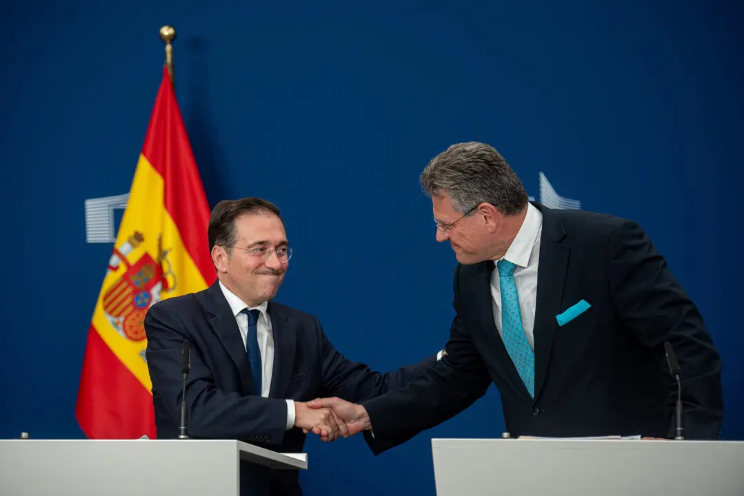 El ministro de Asuntos Exteriores, Uni&oacute;n Europea y Cooperaci&oacute;n, Jos&eacute; Manuel Albares (i), y el comisario de Comercio y negociador de la UE con Reino Unido, Maros Sefcovic (d). / EP