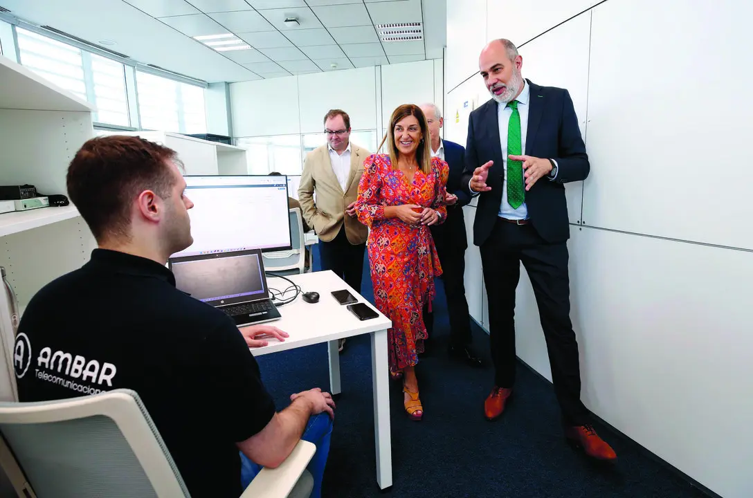 La presidenta de Cantabria, Mar&iacute;a Jos&eacute; S&aacute;enz de Buruaga, inaugura el Centro de Ciberseguridad de Cantabria. / A.E.