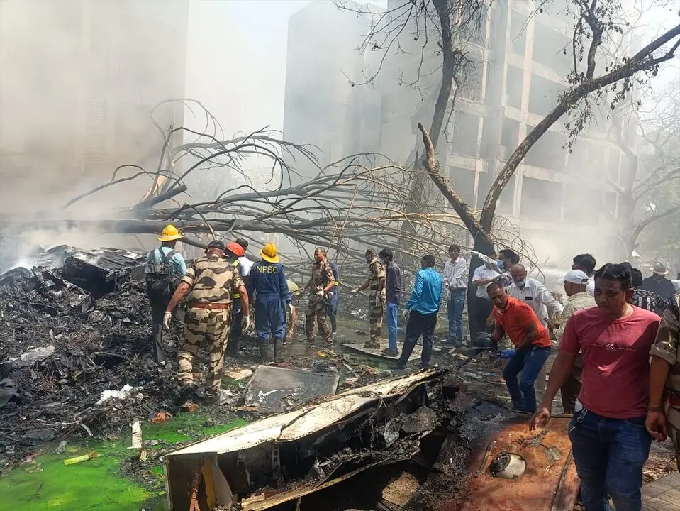 Una foto publicada por la Fuerza Central de Seguridad Industrial de la India muestra a los rescatistas trabajando en el lugar donde se estrell&oacute; el vuelo. / EP