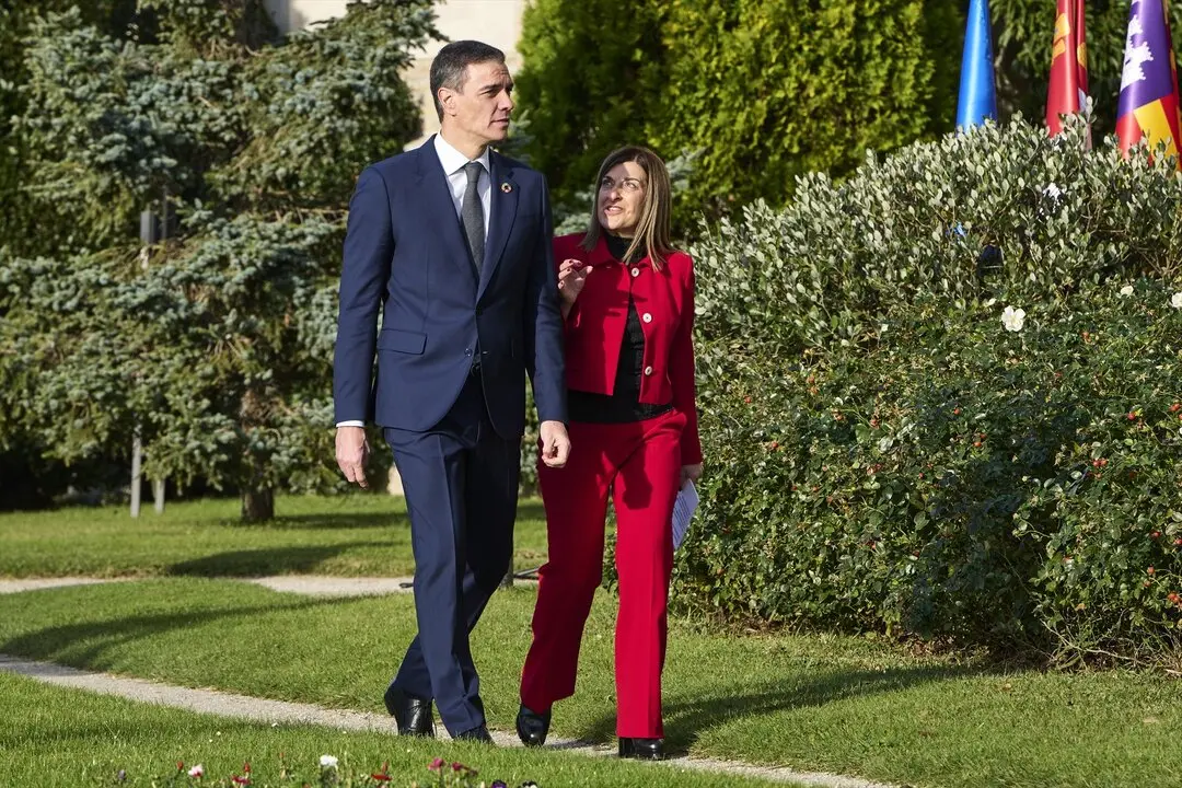 El presidente del Gobierno, Pedro S&aacute;nchez, y la presidenta del Gobierno de Cantabria, Mar&iacute;a Jos&eacute; S&aacute;enz de Buruaga. / C. Ortiz