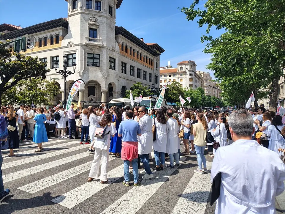Varios m&eacute;dicos secundan la huelga celebrada ayer. / A.E.