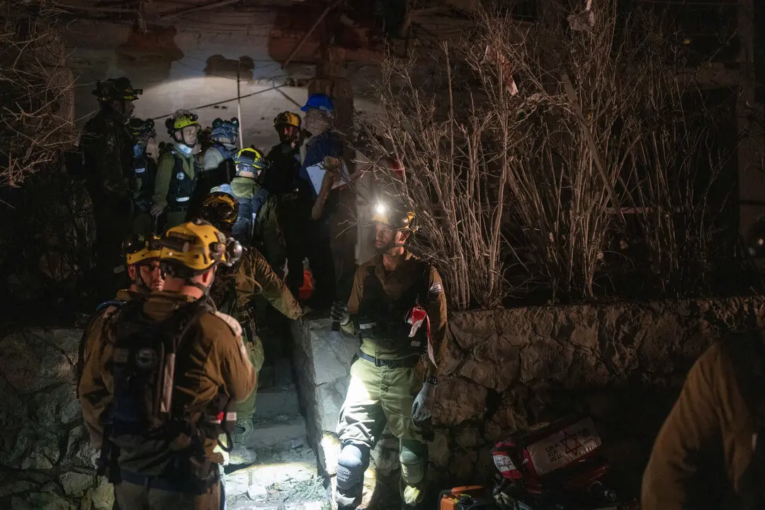 Los equipos de emergencia israel&iacute;es trasladan a una persona herida del lugar de un ataque con misiles iran&iacute;es en Ramat Gan, cerca de Tel Aviv. / EP