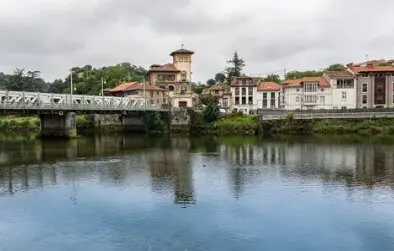 Vistas de los reflejos del pueblo de Unquera en el r&igrave;o Deva. / A.S.