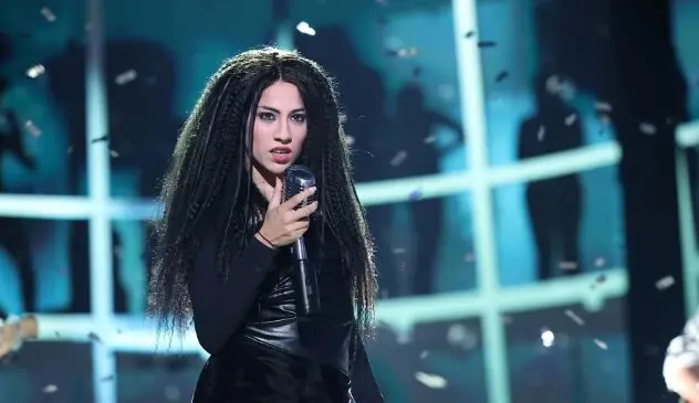 Melani imitando a Shakira. / X